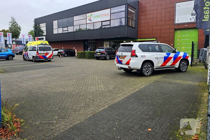 Achteruit rijdende automobilist ziet fietser over het hoofd