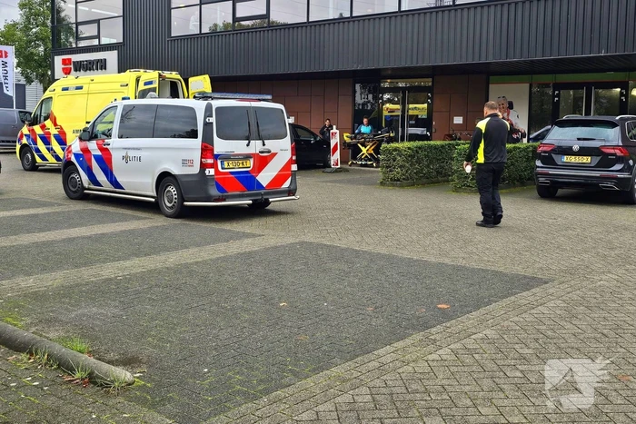 Achteruit rijdende automobilist ziet fietser over het hoofd