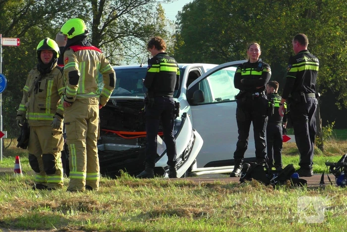 Taxibus en personenauto klappen op elkaar