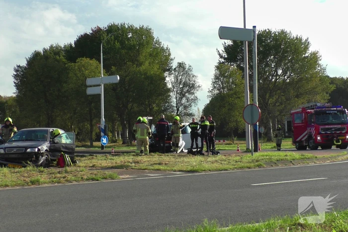 Taxibus en personenauto klappen op elkaar