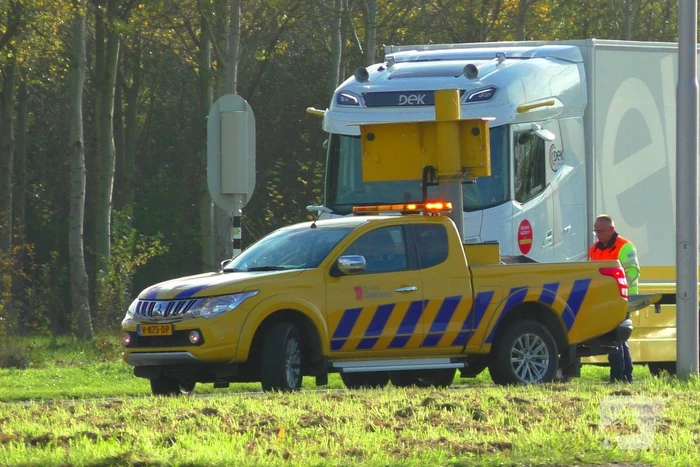 Taxibus en personenauto klappen op elkaar
