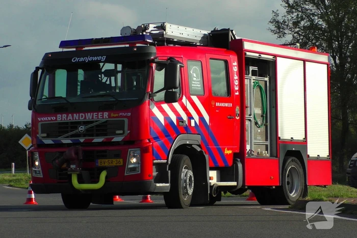 Taxibus en personenauto klappen op elkaar