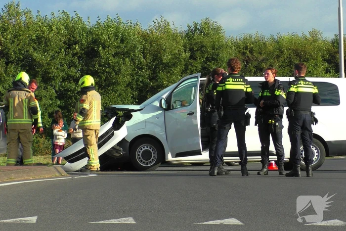 Taxibus en personenauto klappen op elkaar