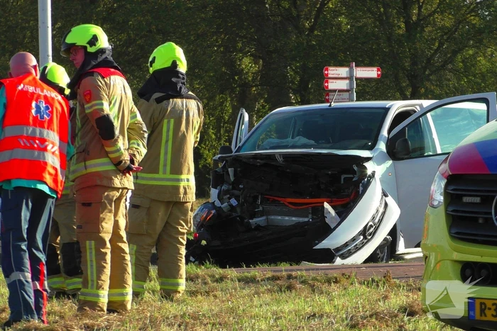 Taxibus en personenauto klappen op elkaar