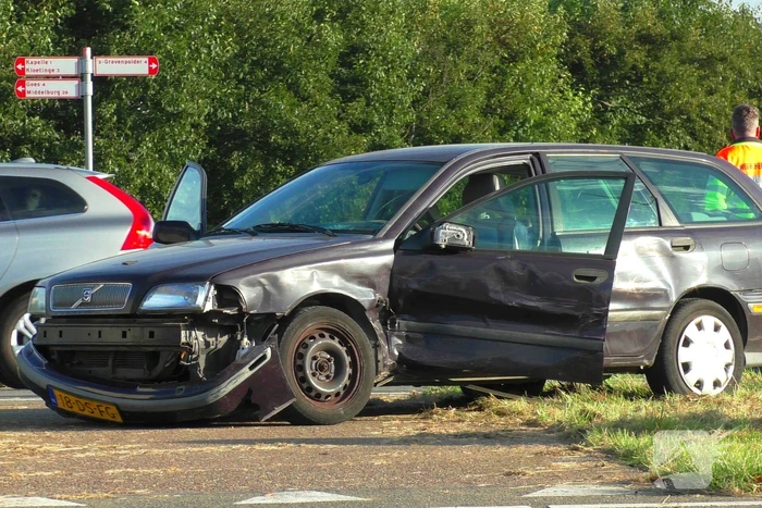 Taxibus en personenauto klappen op elkaar