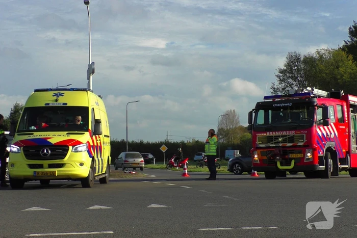 Taxibus en personenauto klappen op elkaar