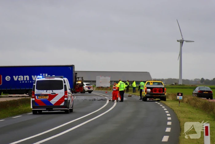 Zwaargewonde bij frontale aanrijding tussen vrachtwagen en personenauto