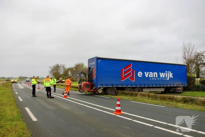 Zwaargewonde bij frontale aanrijding tussen vrachtwagen en personenauto