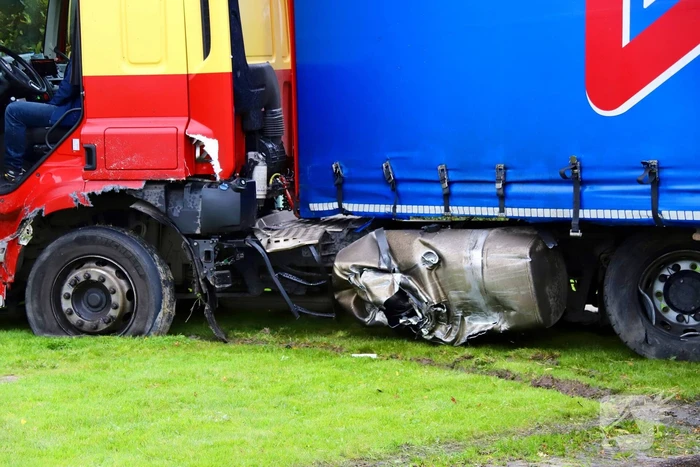 Zwaargewonde bij frontale aanrijding tussen vrachtwagen en personenauto
