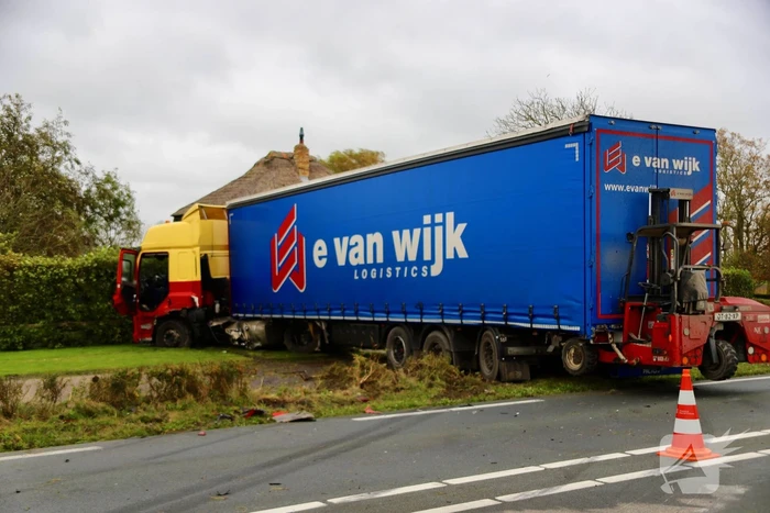 Zwaargewonde bij frontale aanrijding tussen vrachtwagen en personenauto