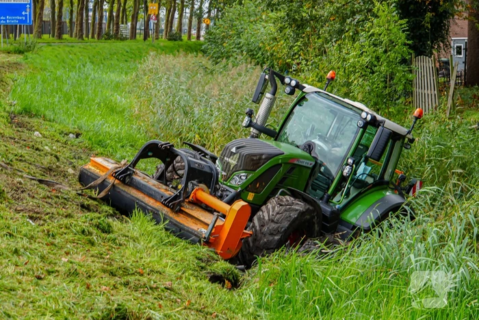 Tractor belandt in sloot tijdens maai werkzaamheden