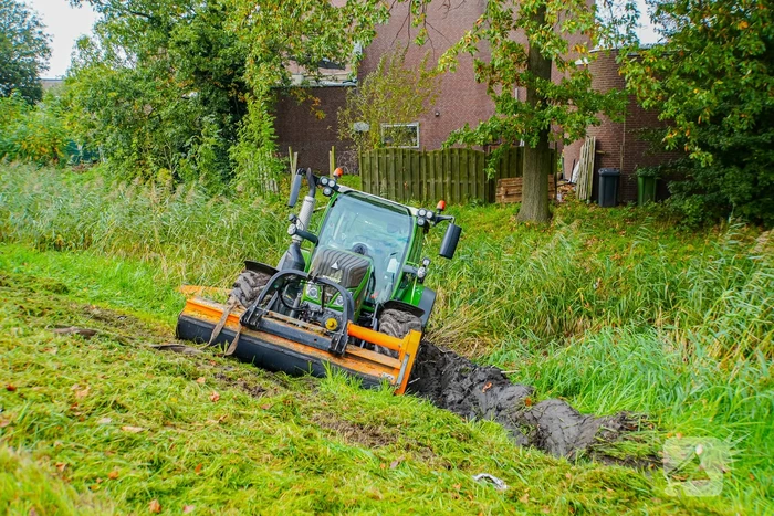 Tractor belandt in sloot tijdens maai werkzaamheden