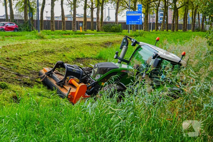 Tractor belandt in sloot tijdens maai werkzaamheden