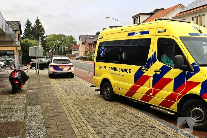 Scooterrijder en automobilist met elkaar in botsing