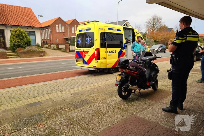 Scooterrijder en automobilist met elkaar in botsing