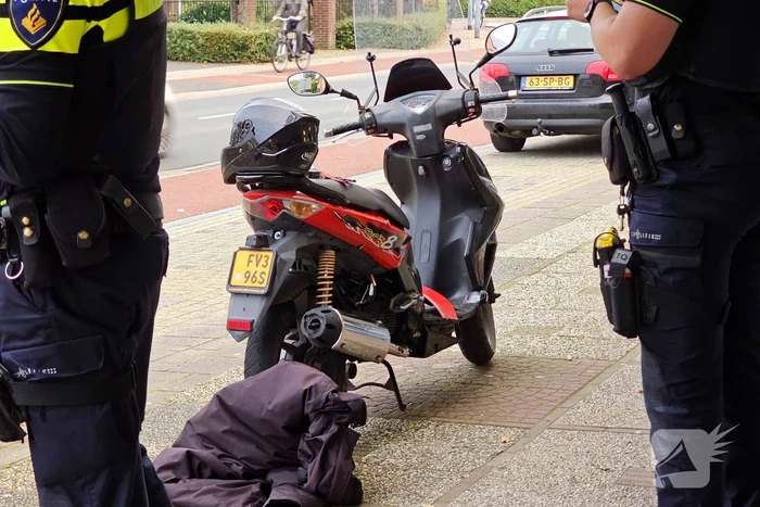 Scooterrijder en automobilist met elkaar in botsing
