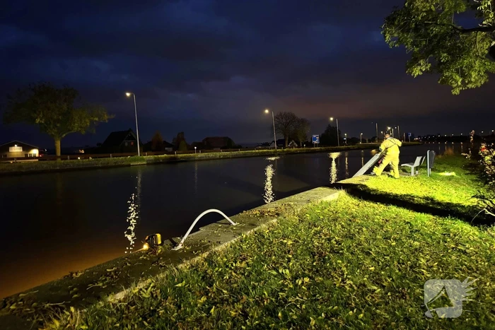 Zoektocht door duikers naar persoon te water