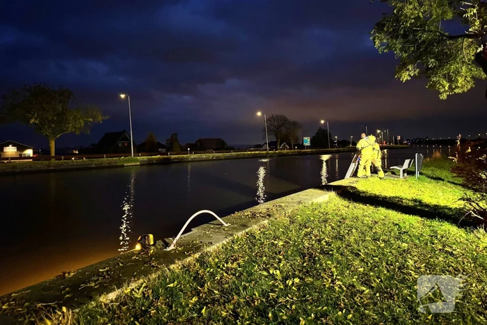 Zoektocht door duikers naar persoon te water