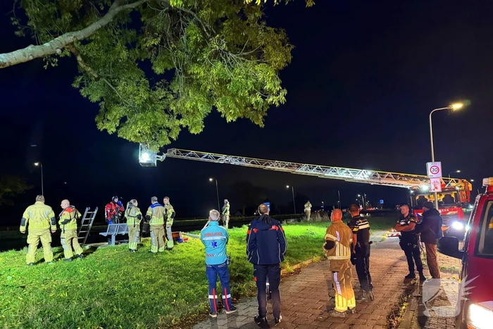 Zoektocht door duikers naar persoon te water