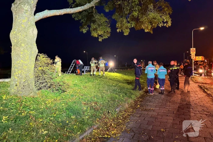 Zoektocht door duikers naar persoon te water