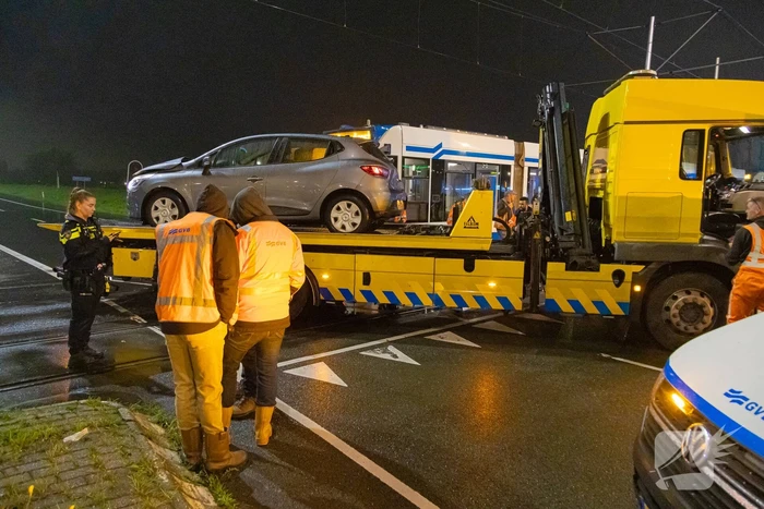 Tram ontspoord na aanrijding met personenauto