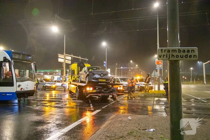 Tram ontspoord na aanrijding met personenauto