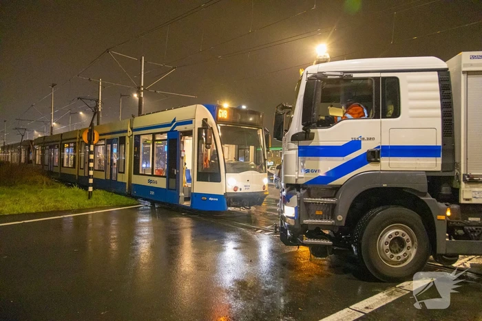 Tram ontspoord na aanrijding met personenauto