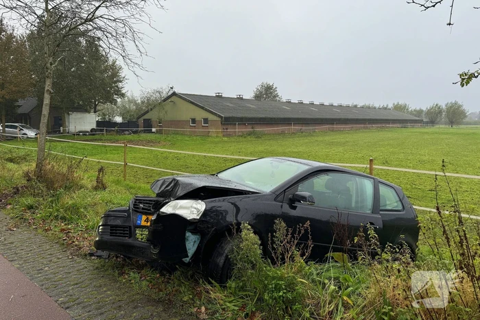 Vrouw raakt van de weg en eindigt in sloot na botsing
