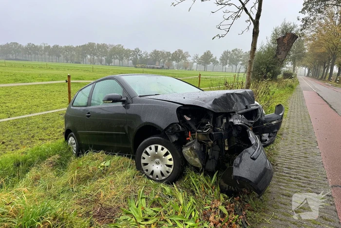 Vrouw raakt van de weg en eindigt in sloot na botsing