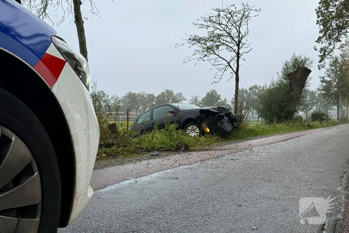 Vrouw raakt van de weg en eindigt in sloot na botsing