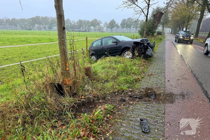 Vrouw raakt van de weg en eindigt in sloot na botsing