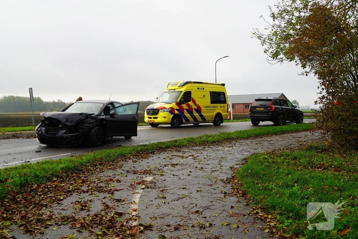 Twee personenwagens lopen schade op bij botsing