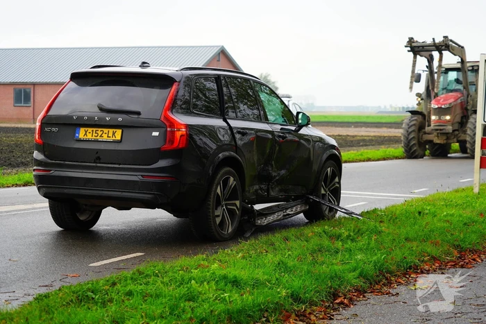Twee personenwagens lopen schade op bij botsing