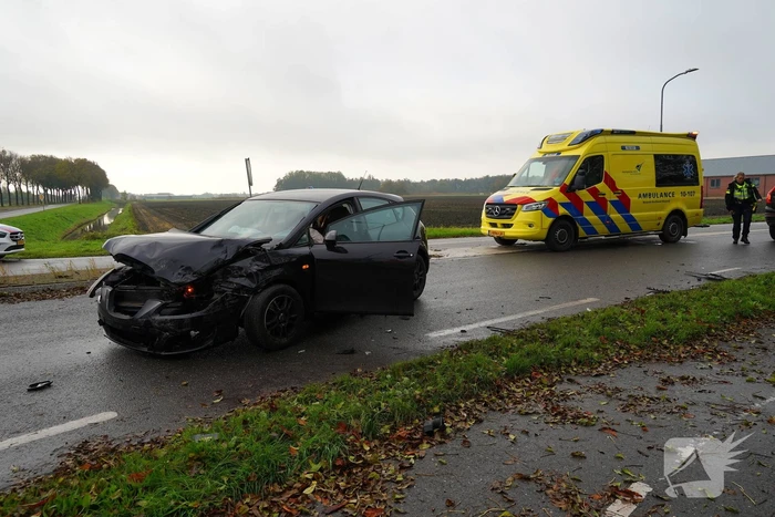 Twee personenwagens lopen schade op bij botsing