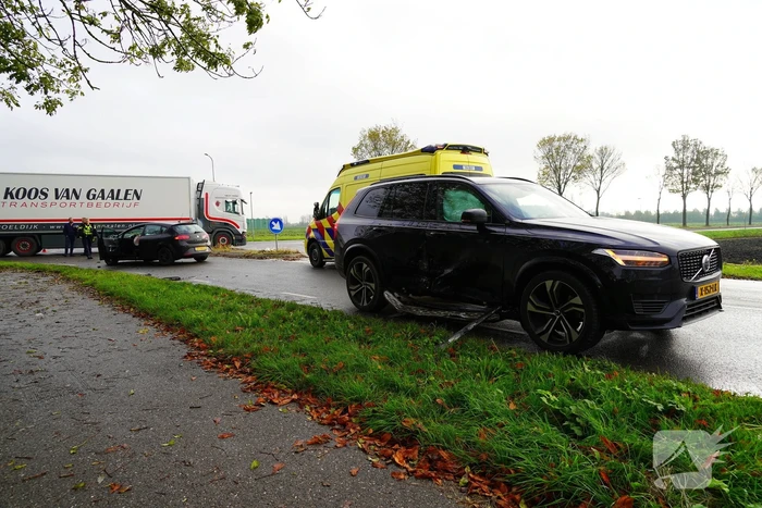 Twee personenwagens lopen schade op bij botsing