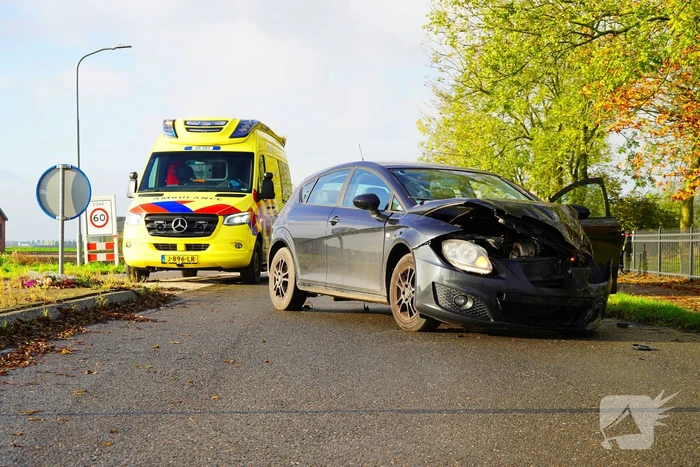 Twee personenwagens lopen schade op bij botsing