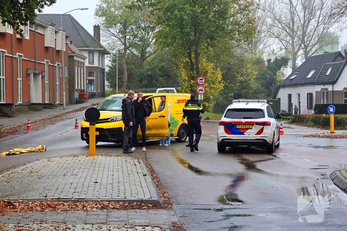 Fietser gewond bij botsing met pakketbezorger