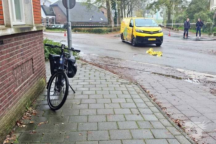 Fietser gewond bij botsing met pakketbezorger