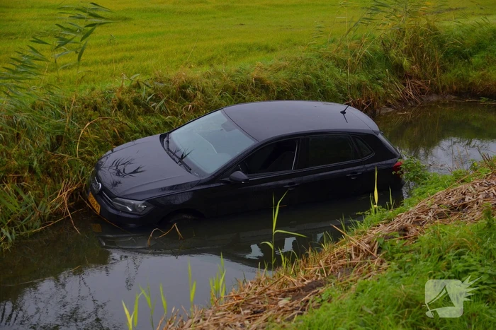 Auto raakt van weg en belandt in sloot