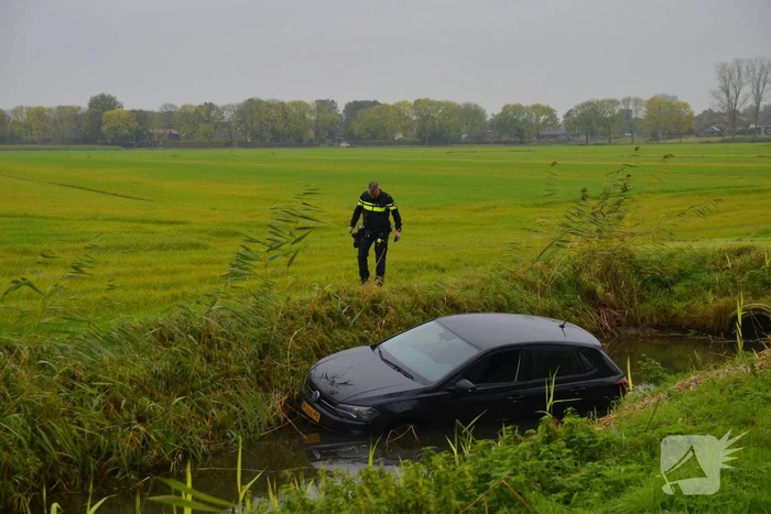 Auto raakt van weg en belandt in sloot