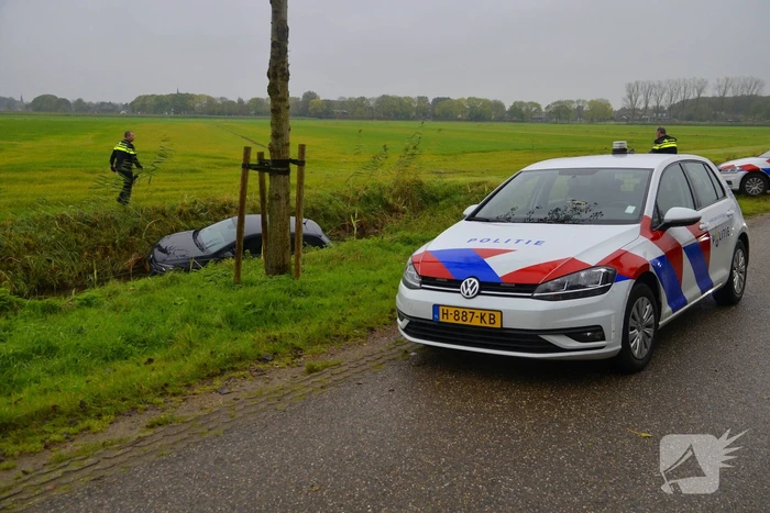Auto raakt van weg en belandt in sloot