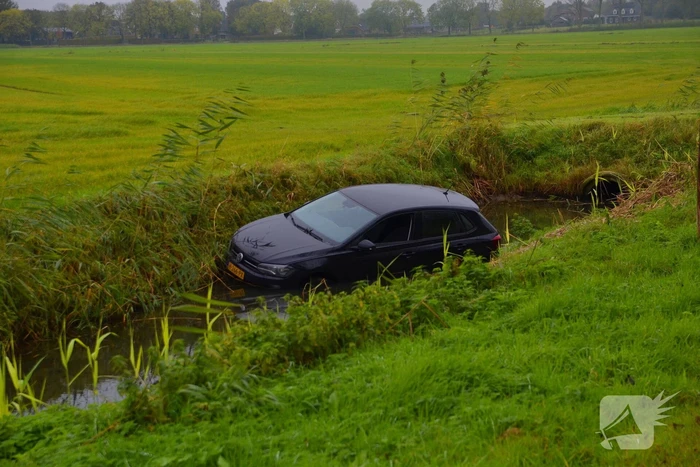 Auto raakt van weg en belandt in sloot