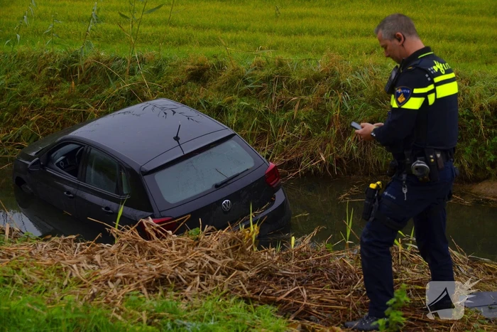 Auto raakt van weg en belandt in sloot