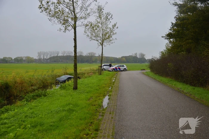 Auto raakt van weg en belandt in sloot