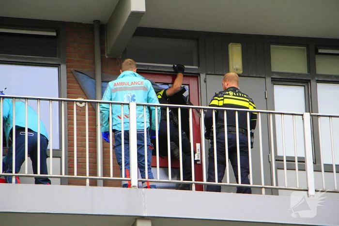 Politie ramt woning open voor ambulancedienst