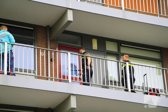 Politie ramt woning open voor ambulancedienst