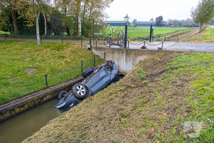 Auto word geraakt door bestelbus en belandt in sloot