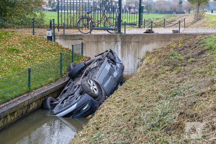 Auto word geraakt door bestelbus en belandt in sloot