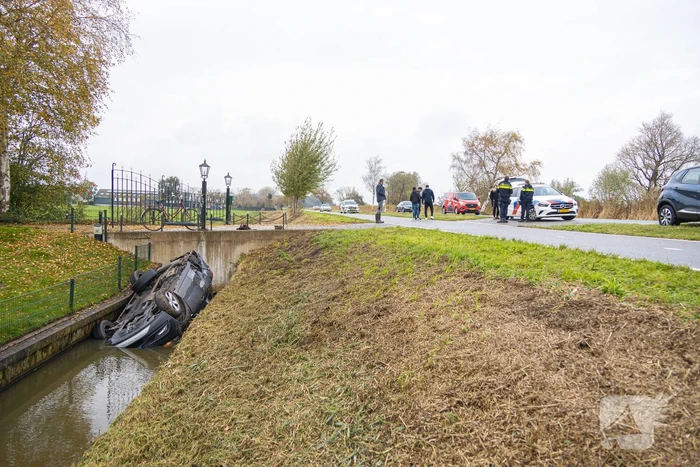 Auto word geraakt door bestelbus en belandt in sloot