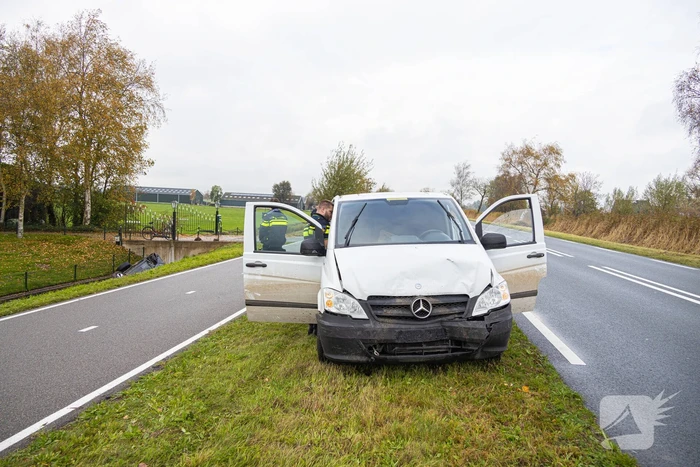 Auto word geraakt door bestelbus en belandt in sloot